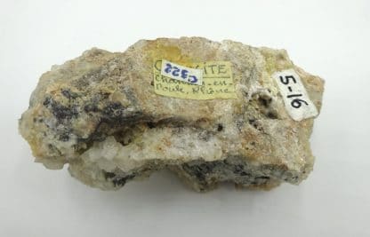Cérusite sur quartz, Chanrion-en-Poule, Beaujolais, Rhône.