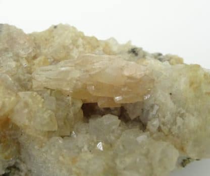 Cérusite sur quartz, Chanrion-en-Poule, Beaujolais, Rhône.