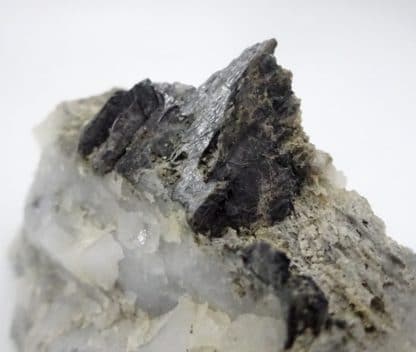 Bismuthinite sur Quartz, Meymac, Corrèze, Aquitaine, France.