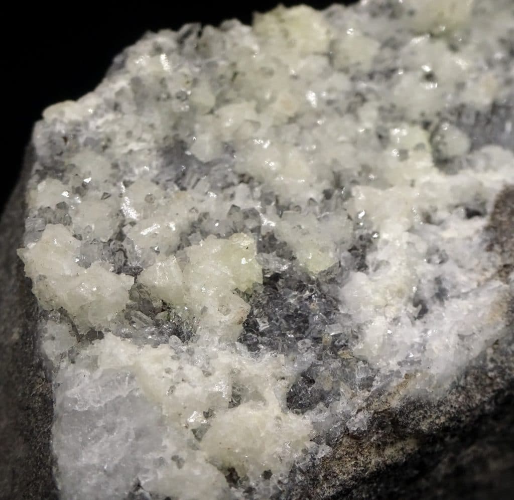Dolomite sur quartz, Estevelles, PasdeCalais, HautsdeFrance.