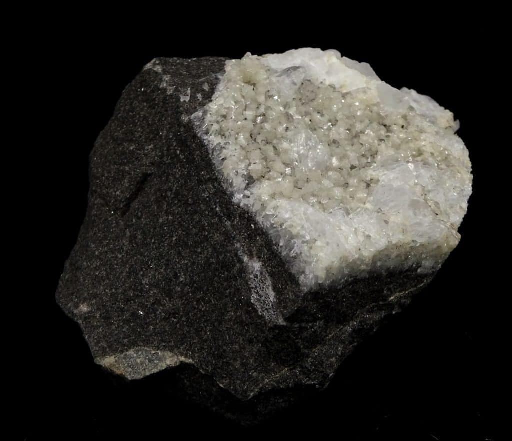 Dolomite et calcite sur quartz, Estevelles, PasdeCalais, HautsdeFrance.