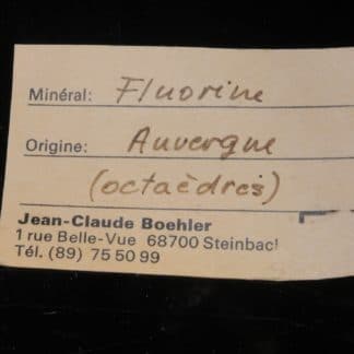 Fluorine verte en octaèdres sur Calcédoine, Mine de la Barre, Saint-Jacques-d’Ambur, Auvergne.