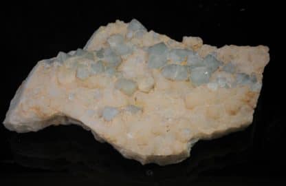 Fluorine verte en octaèdres sur Calcédoine, Mine de la Barre, Saint-Jacques-d’Ambur, Auvergne.