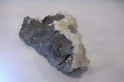 Calcite sur Sphalérite (blende), Trèves, Gard.