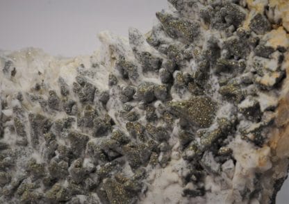 Pyrite sur Calcite, Glageon, Avesnois, Nord, Hauts-de-France.