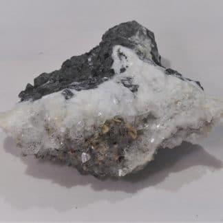 Barytine sur Calcite à inclusions de Pyrite, Glageon, Nord, Hauts-de-France.