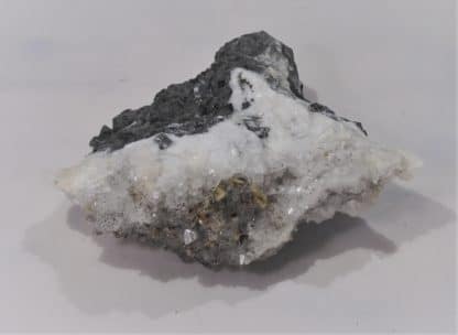 Barytine sur Calcite à inclusions de Pyrite, Glageon, Nord, Hauts-de-France.