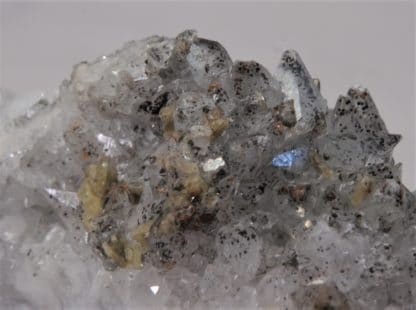 Barytine sur Calcite à inclusions de Pyrite, Glageon, Nord, Hauts-de-France.