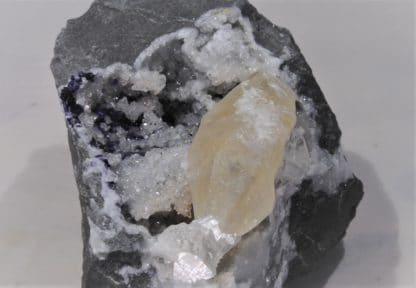 Fluorine et Calcite maclée, Glageon, Nord, Hauts-de-France.