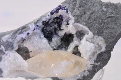 Fluorine et Calcite maclée, Glageon, Nord, Hauts-de-France.