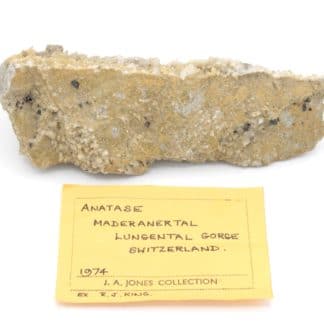 Anatase et quartz, Lugental, Maderanertal, Uri, Suisse.