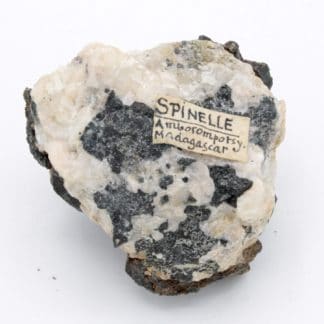 Spinelle et quartz, Amborompotsy, Madagascar.