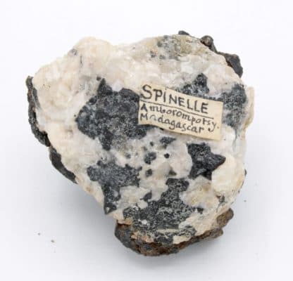 Spinelle et quartz, Amborompotsy, Madagascar.