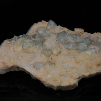 Fluorine verte en octaèdres sur Calcédoine, Mine de la Barre, Saint-Jacques-d’Ambur, Auvergne.