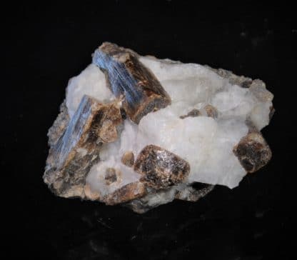 Vésuvianite variété Duparcite, Mine Azegour, Haut-Atlas, Maroc.