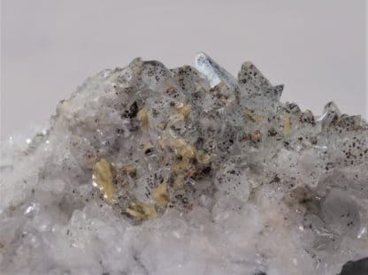 Barytine sur Calcite à inclusions de Pyrite, Glageon, Nord, Hauts-de-France.