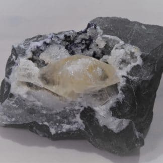 Fluorine et Calcite maclée, Glageon, Nord, Hauts-de-France.