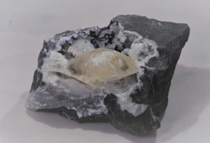 Fluorine et Calcite maclée, Glageon, Nord, Hauts-de-France.