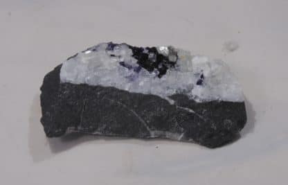 Fluorine sur Calcite, Glageon, Nord, Hauts-de-France.