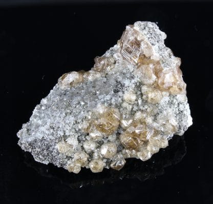 Cristaux de Grenat (Hessonite), Asbestos, Québec, Canada.