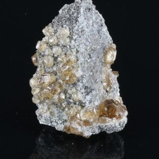 Cristaux de Grenat (Hessonite), Asbestos, Québec, Canada.