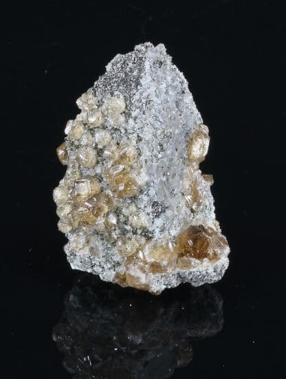 Cristaux de Grenat (Hessonite), Asbestos, Québec, Canada.