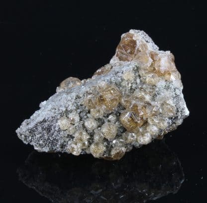 Cristaux de Grenat (Hessonite), Asbestos, Québec, Canada.