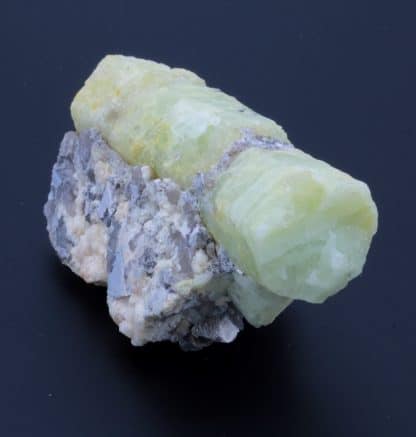 Béryl jaune, mine de Vénachat, Haute-Vienne, Limousin.
