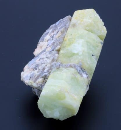 Béryl jaune, mine de Vénachat, Haute-Vienne, Limousin.