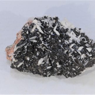 Sidérite noire sur Calcite et Baryte, Voltennes, Morvan, Saône-et-Loire.