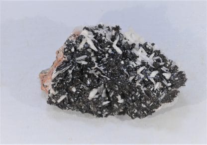 Sidérite noire sur Calcite et Baryte, Voltennes, Morvan, Saône-et-Loire.