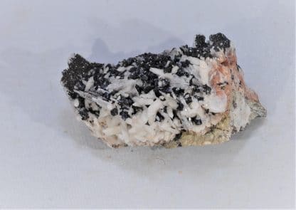 Sidérite noire sur Calcite et Baryte, Voltennes, Morvan, Saône-et-Loire.