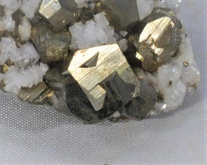 Pyrite maclée sur Dolomite, Batère, Corsavy, Pyrénées-Orientales.