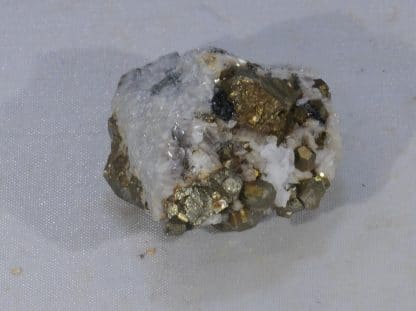 Pyrite maclée sur Dolomite, Batère, Corsavy, Pyrénées-Orientales.