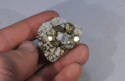 Pyrite maclée sur Dolomite, Batère, Corsavy, Pyrénées-Orientales.