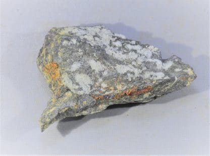Un excellent échantillon de Chabournéite, rare sulfosel de plomb et antimoine thallifère de formule chimique Tl4Pb2(Sb,As)20S34 provenant du mythique gisement de Jas-Roux (Hautes-Alpes), localité type pour ce minéral. L’échantillon présente également des taches rouges de réalgar, jaunes d’orpiment et blanche de picropharmacolite.