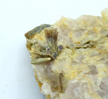 Pyromorphite sur fluorine, mine du Rossignol, Chaillac, Indre.