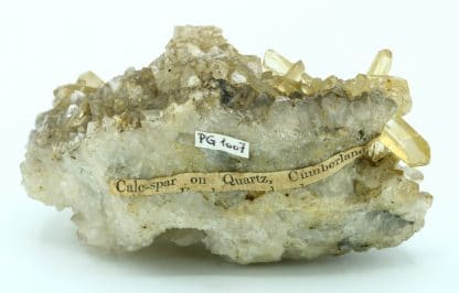 Calcite sur quartz, du Cumberland, Royaume-Uni, ex BMNH.