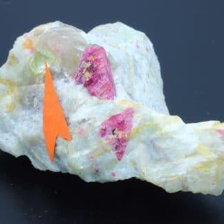 Rhodizite avec rubellite, Sahatany, Antsirabe II, Madagascar.