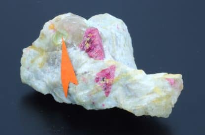 Rhodizite avec rubellite, Sahatany, Antsirabe II, Madagascar.