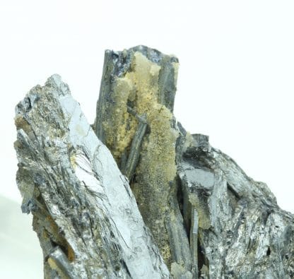 Stibine et quartz de la mine du Dahu à Lubilhac, Haute-Loire.