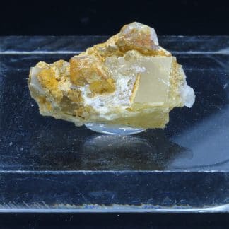 Cristal de Stolzite, mine de Sainte-Lucie, Saint-Léger-de-Peyre, Lozère.