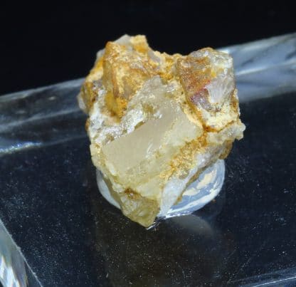 Cristal de Stolzite, mine de Sainte-Lucie, Saint-Léger-de-Peyre, Lozère.