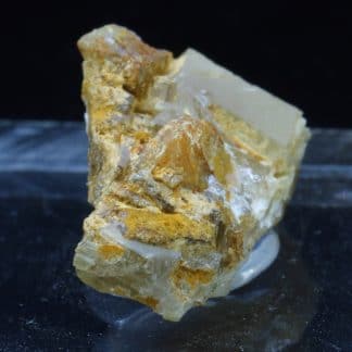 Cristal de Stolzite, mine de Sainte-Lucie, Saint-Léger-de-Peyre, Lozère.