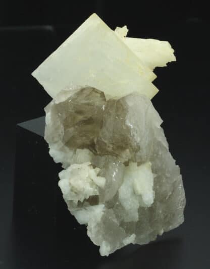 Quartz fumé et adulaire, massif du Mont-Blanc, Chamonix, Haute-Savoie.