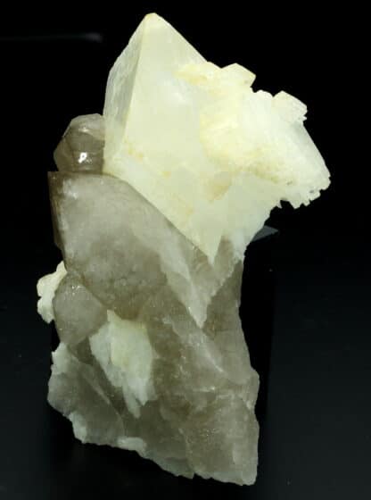 Quartz fumé et adulaire, massif du Mont-Blanc, Chamonix, Haute-Savoie.