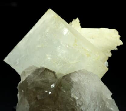 Quartz fumé et adulaire, massif du Mont-Blanc, Chamonix, Haute-Savoie.