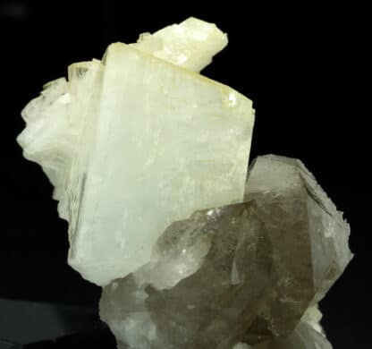 Quartz fumé et adulaire, massif du Mont-Blanc, Chamonix, Haute-Savoie.