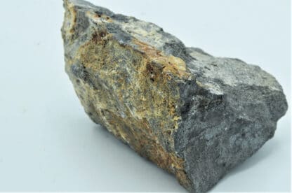 Valentinite sur Antimoine natif, et Kermesite, Pezinok, Slovaquie.