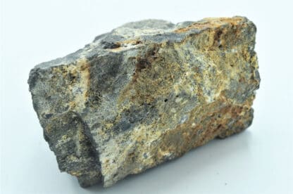 Valentinite sur Antimoine natif, et Kermesite, Pezinok, Slovaquie.